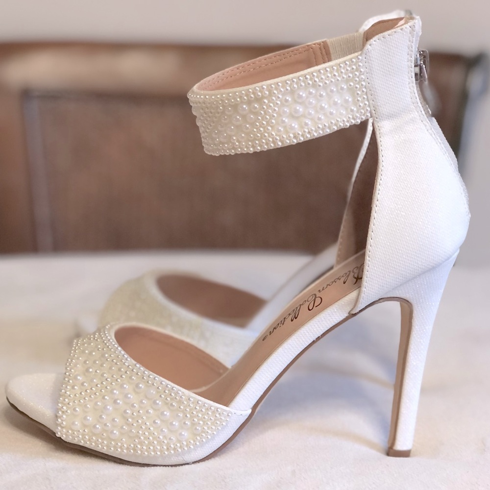 - BRAND NEW! BRIDAL HEELS 💍